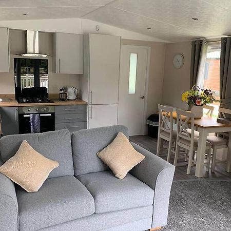 Nightingale Lodge With Hot Tub Barmby on the Moor Bagian luar foto