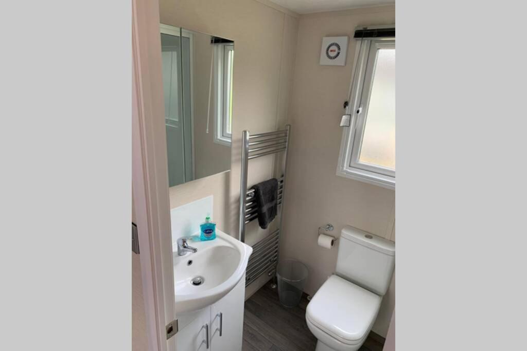 Nightingale Lodge With Hot Tub Barmby on the Moor Bagian luar foto