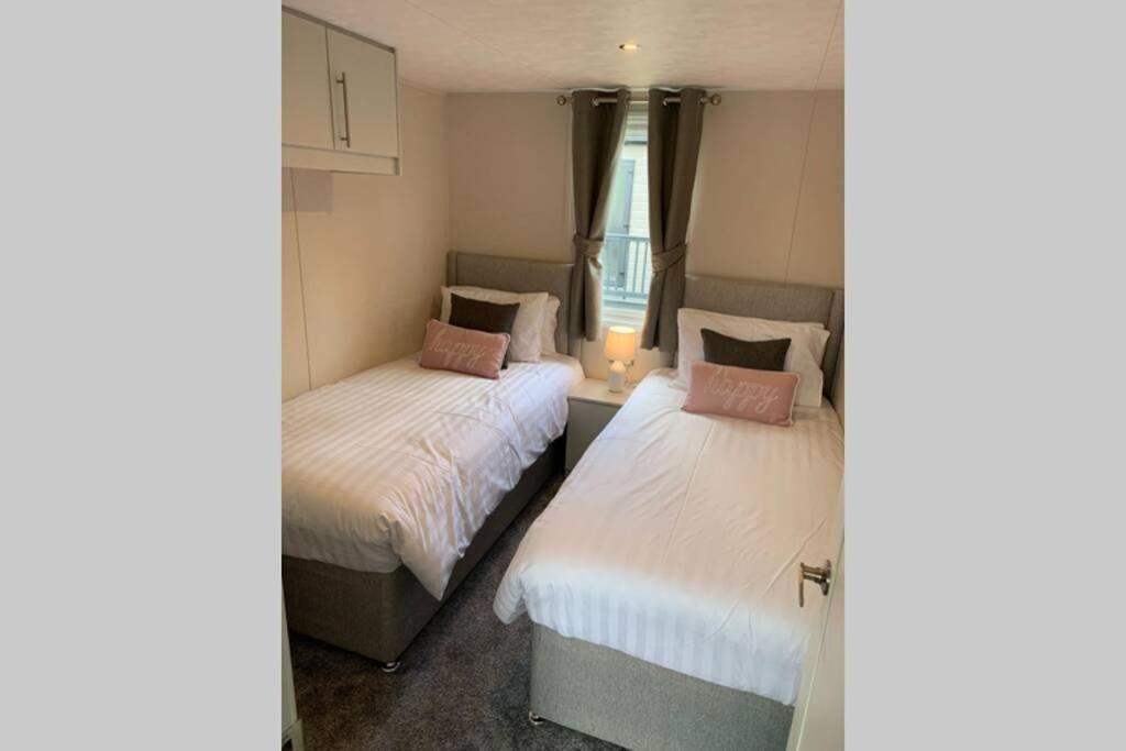 Nightingale Lodge With Hot Tub Barmby on the Moor Bagian luar foto