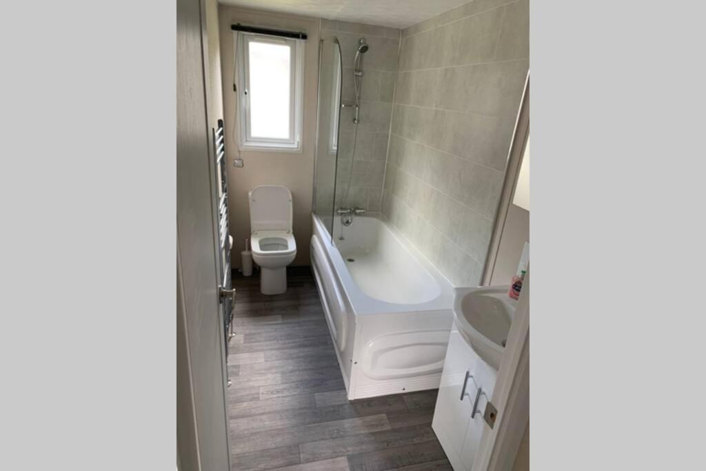 Nightingale Lodge With Hot Tub Barmby on the Moor Bagian luar foto