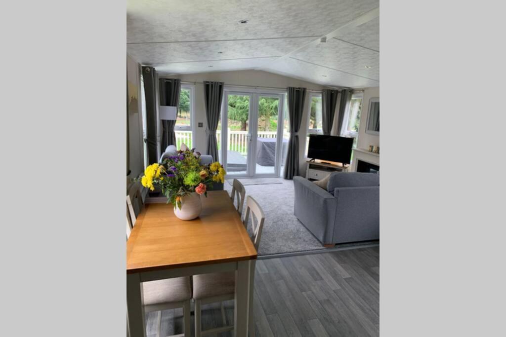 Nightingale Lodge With Hot Tub Barmby on the Moor Bagian luar foto